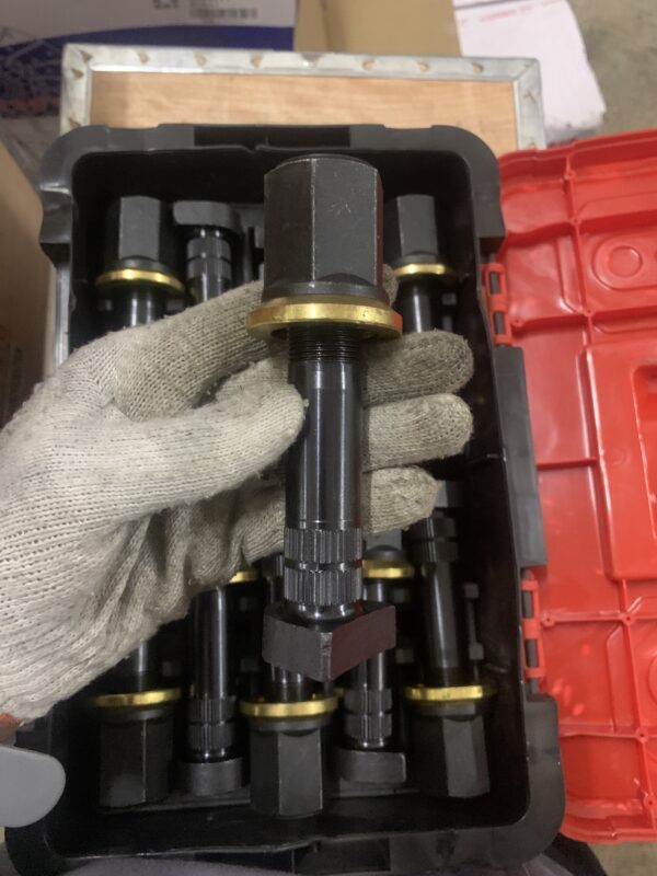 AC Rear wheel bolt 135 with knurling